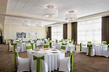 هتل Four Points By Sheraton Kelowna Airport