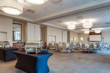 هتل Four Points By Sheraton Kelowna Airport