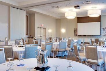 هتل Four Points By Sheraton Kelowna Airport