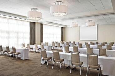 هتل Four Points By Sheraton Kelowna Airport