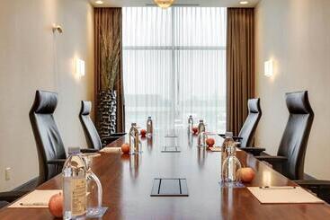 هتل Four Points By Sheraton Kelowna Airport