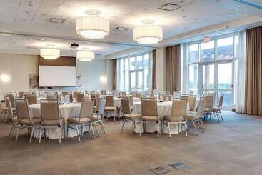 هتل Four Points By Sheraton Kelowna Airport