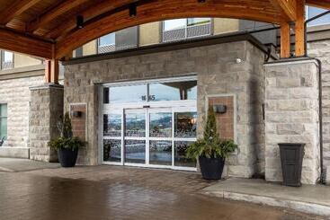 هتل Four Points By Sheraton Kelowna Airport