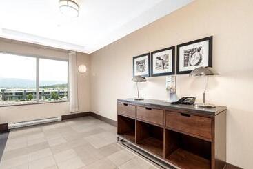 هتل Four Points By Sheraton Kelowna Airport