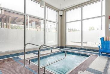 هتل Four Points By Sheraton Kelowna Airport