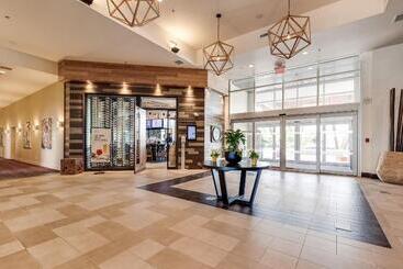 هتل Four Points By Sheraton Kelowna Airport