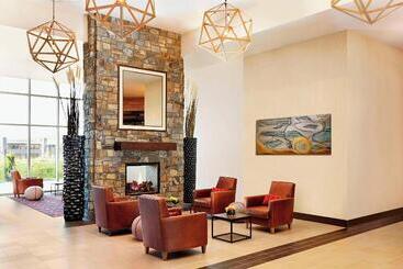 هتل Four Points By Sheraton Kelowna Airport
