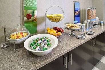 هتل Hampton Inn By Hilton Calgary Airport North