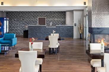 هتل Home Inn & Suites Yorkton