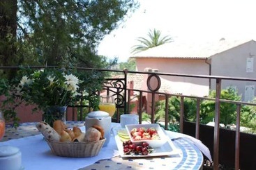 هتل Les Jardins De Cassis