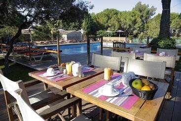 هتل Les Jardins De Cassis