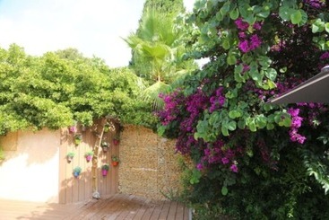 هتل Les Jardins De Cassis
