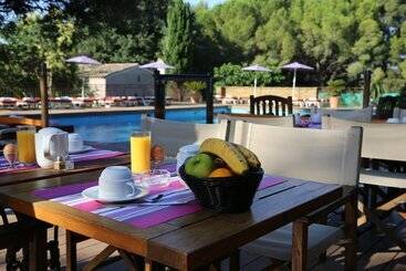 هتل Les Jardins De Cassis