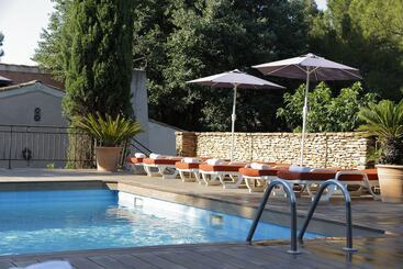 هتل Les Jardins De Cassis