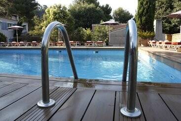 هتل Les Jardins De Cassis