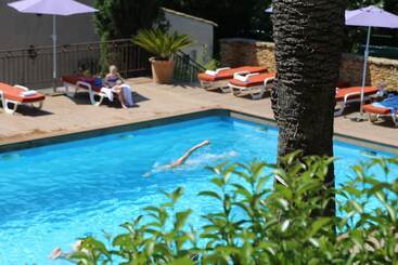 هتل Les Jardins De Cassis