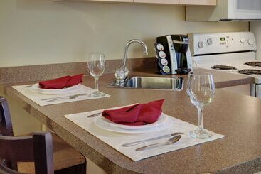 هتل Pomeroy Inn And Suites Chetwynd