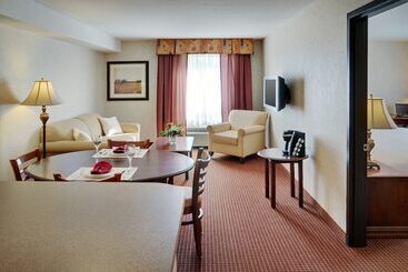هتل Pomeroy Inn And Suites Chetwynd