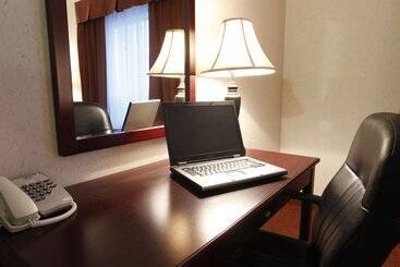 هتل Pomeroy Inn And Suites Chetwynd