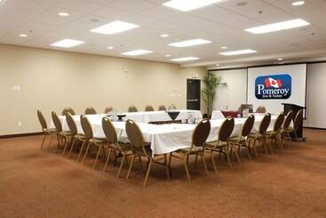 هتل Pomeroy Inn And Suites Chetwynd