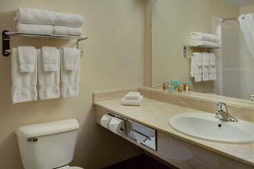 هتل Pomeroy Inn And Suites Chetwynd