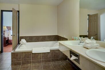 هتل Pomeroy Inn And Suites Chetwynd