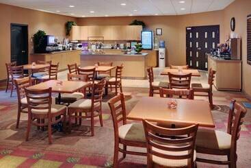 هتل Pomeroy Inn And Suites Chetwynd