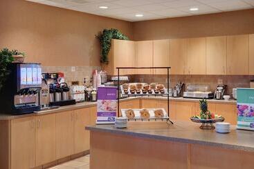 هتل Pomeroy Inn And Suites Chetwynd