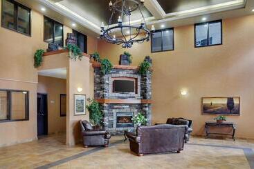 هتل Pomeroy Inn And Suites Chetwynd