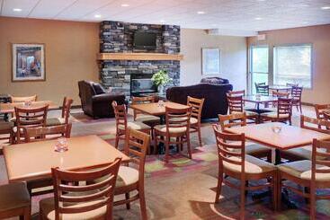 هتل Pomeroy Inn And Suites Chetwynd