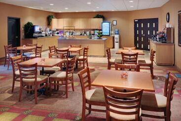 هتل Pomeroy Inn And Suites Chetwynd