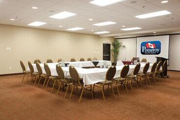 هتل Pomeroy Inn And Suites Chetwynd