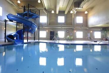 هتل Pomeroy Inn And Suites Chetwynd