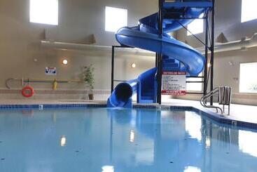 هتل Pomeroy Inn And Suites Chetwynd