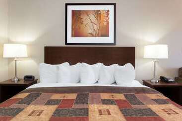 هتل Ramada By Wyndham Weyburn