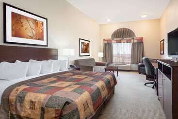 هتل Ramada By Wyndham Weyburn