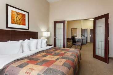 هتل Ramada By Wyndham Weyburn