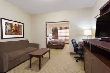 هتل Ramada By Wyndham Weyburn