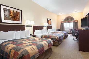 هتل Ramada By Wyndham Weyburn