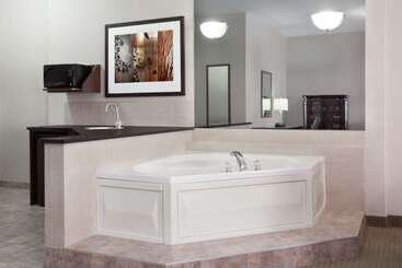 هتل Ramada By Wyndham Weyburn