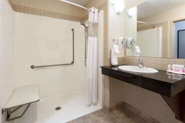 هتل Ramada By Wyndham Weyburn