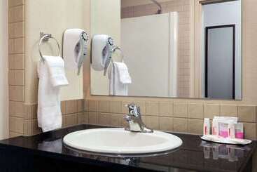 هتل Ramada By Wyndham Weyburn