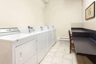 هتل Ramada By Wyndham Weyburn