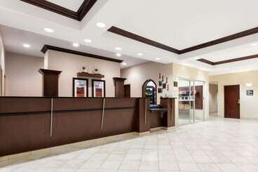 هتل Ramada By Wyndham Weyburn