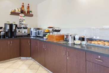 هتل Ramada By Wyndham Weyburn