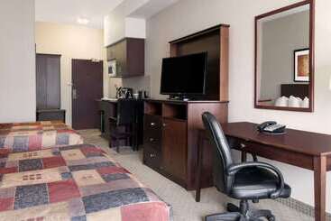 هتل Ramada By Wyndham Weyburn