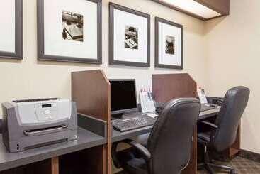 هتل Ramada By Wyndham Weyburn