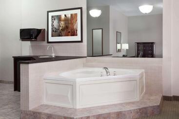 هتل Ramada By Wyndham Weyburn