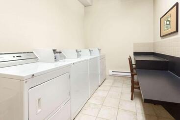 هتل Ramada By Wyndham Weyburn