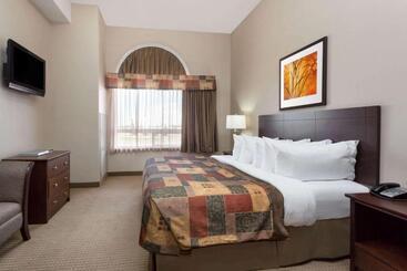 هتل Ramada By Wyndham Weyburn